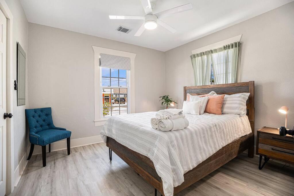 Sea Pink Retreat - Walk To Beach, Newly Renovated Galveston Exterior photo