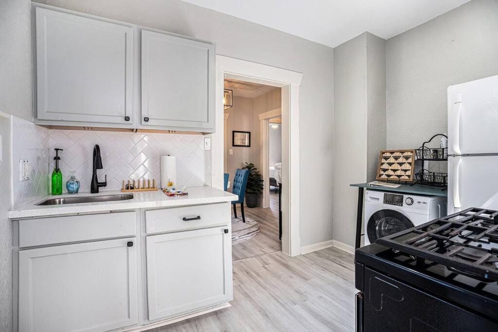Sea Pink Retreat - Walk To Beach, Newly Renovated Galveston Exterior photo