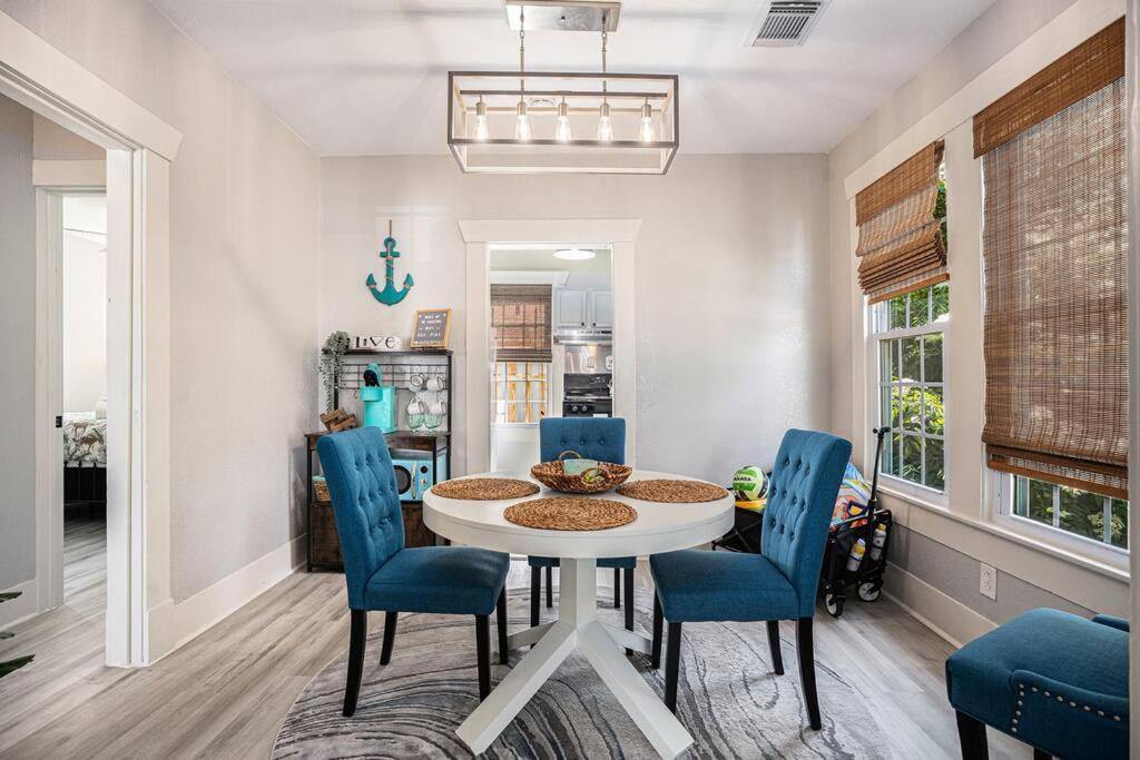 Sea Pink Retreat - Walk To Beach, Newly Renovated Galveston Exterior photo