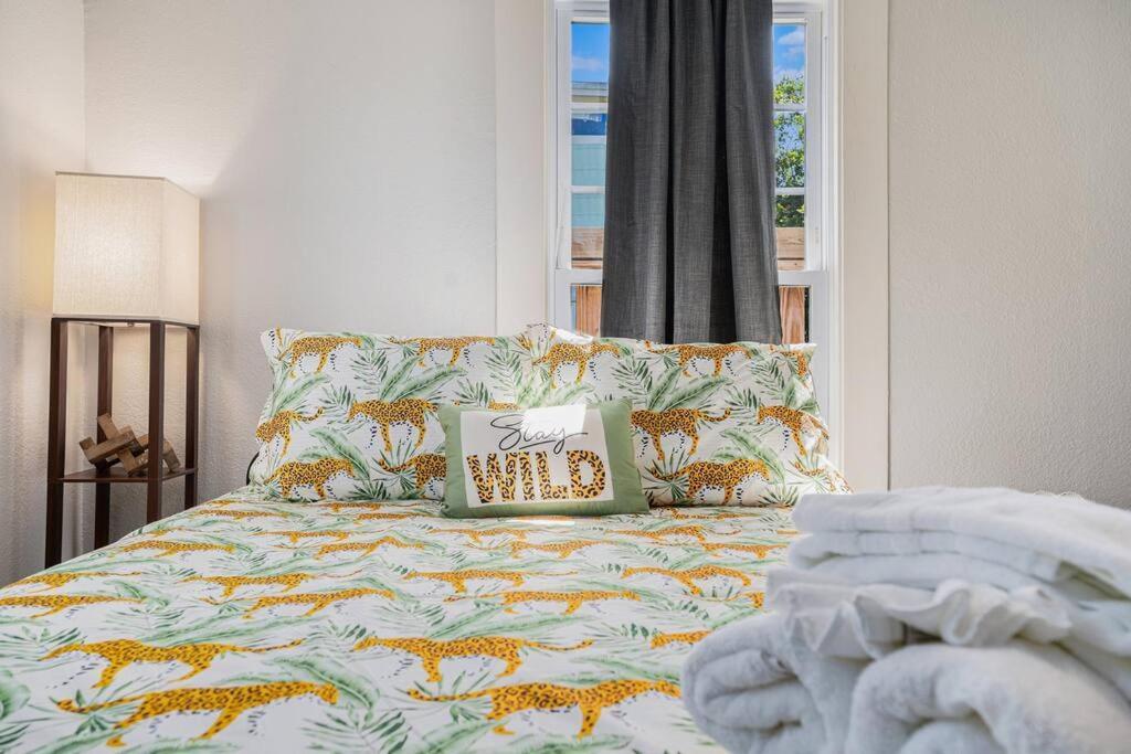 Sea Pink Retreat - Walk To Beach, Newly Renovated Galveston Exterior photo