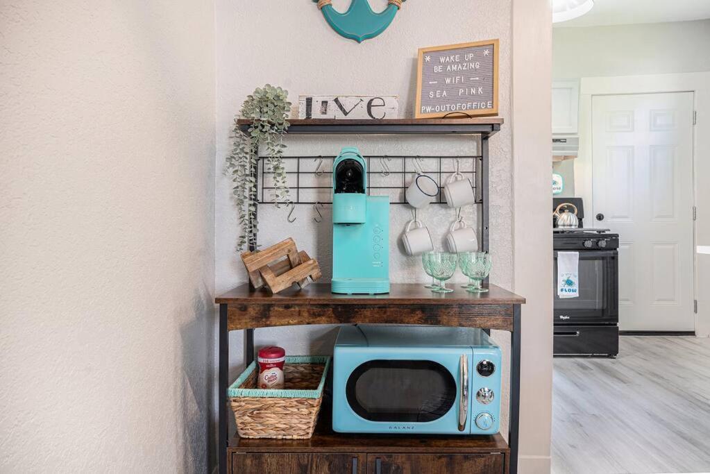 Sea Pink Retreat - Walk To Beach, Newly Renovated Galveston Exterior photo